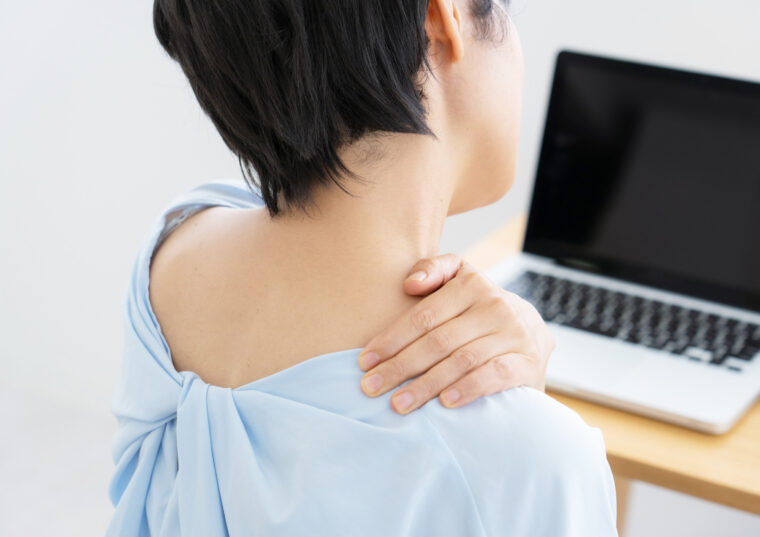 マッサージ vs 整骨院｜肩こり改善に最適なのはどっち？体験者の声も紹介！