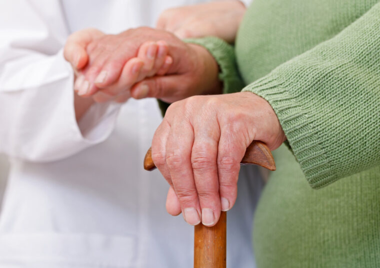 高齢者に整体は危険？安全な施術の選び方と注意点を専門家が解説