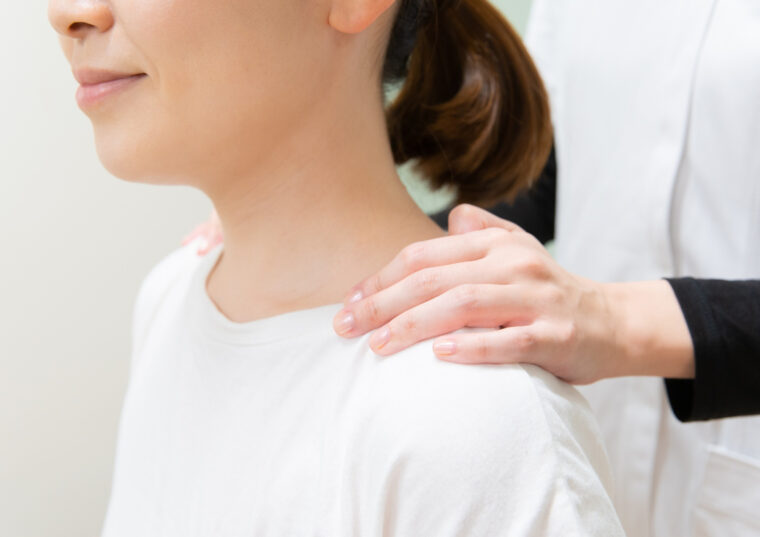 腕を上げると肩がズキッとする原因とは？それは五十肩の前兆？