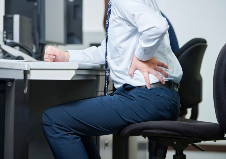 座っていると腰がつらいのはなぜ？実は“休めていない”体の状態とは
