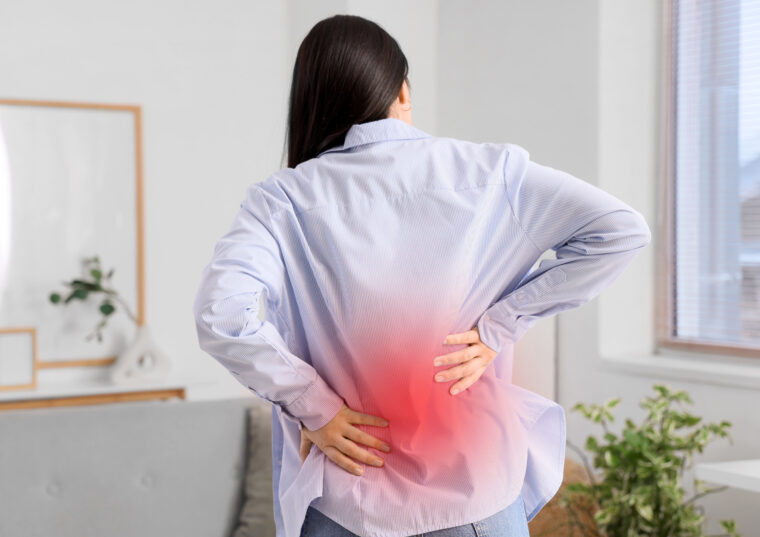 急に腰が痛いのはなぜ？考えられる原因と受診の目安をわかりやすく解説