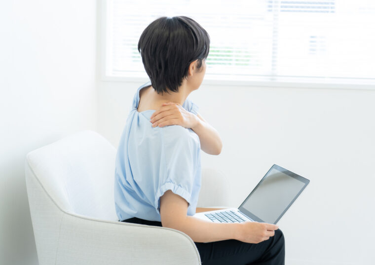 首が痛いのは姿勢が原因かも？パソコン作業で意識したいポイントとは