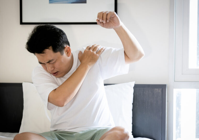 腕を上げると肩が痛い…無理に動かしていい？毎日の動作で気をつけたいポイント